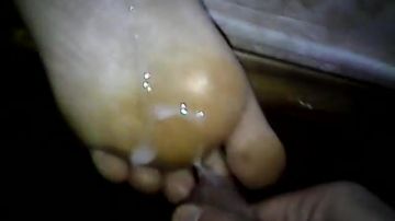 Él se corre en sus pies