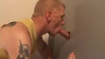 Mec gay dans les toilettes fait une pipe à un gars