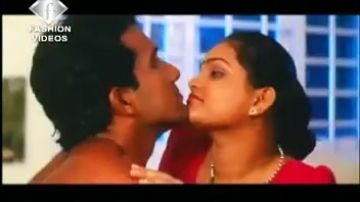 Una coppia indiana si bacia sensualmente