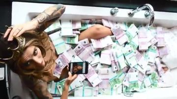 Sophia Thomalla, schwimmend zwischen Geld