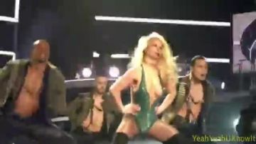 Britney Spears montre des tétons 