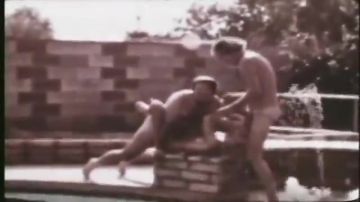 Film vintage z seksowną blondyną i dwoma panami