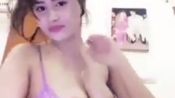 Jolie fille se déshabille devant la webcam