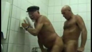 Vieux gay Allemand baisé au toilette