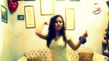 Baila como si el mundo la observara