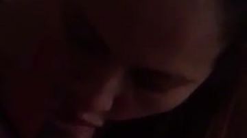 Divertida adolescente goza con su primera mamada