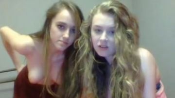 College babes play on cam