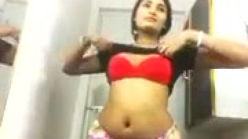 Fille indienne mise à nue