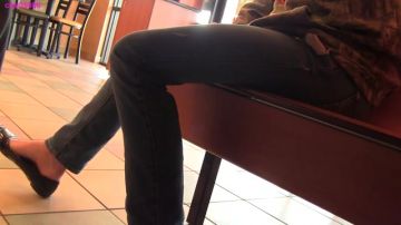 La grabación secreta de pies en un restaurante