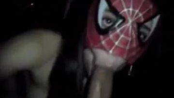 Spidergirl pijpt een dikke pik
