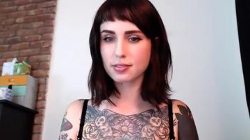 Una ragazza tatuata parla ai suoi fan online