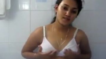 Sri Lanka cam girls plays with her boobies