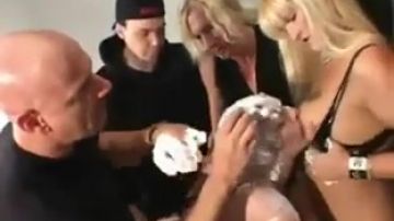 Oni golą jej głowę podczas ruchania