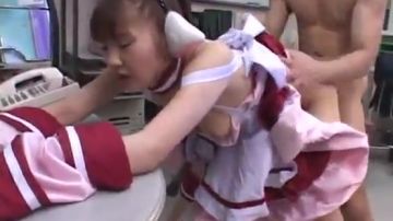 Jeune Japonaise fan de cosplay se faisant baiser